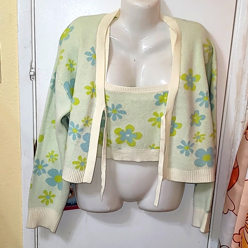 Retro 2pc tank top cropped & cardigan soft sweater material floral